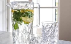 Koziol Crystal Kanne 1,6 Liter Inkl. Deckel Und 4 Becher